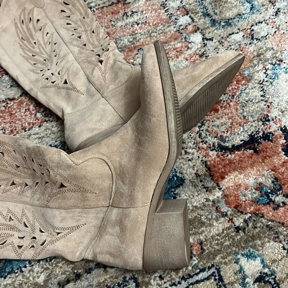Boots - Picture 4 of 7